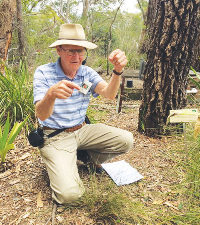 Barry Lees giving a talk to Plant Society members on identification of native grasseso